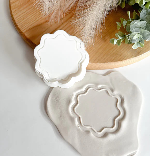 Wavy Boarder Circle Debosser And Cutter